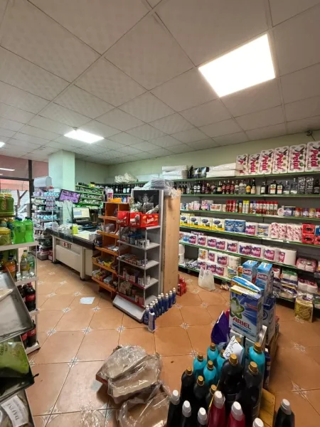 Tirane, jepet me qera dyqan , 80.000 € 