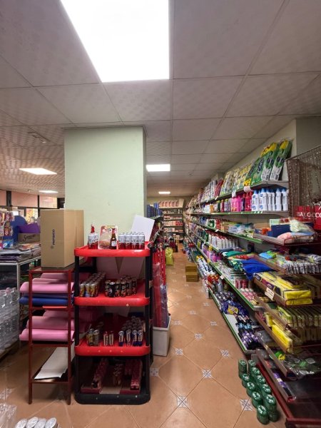 Tirane, jepet me qera dyqan , 80.000 € 
