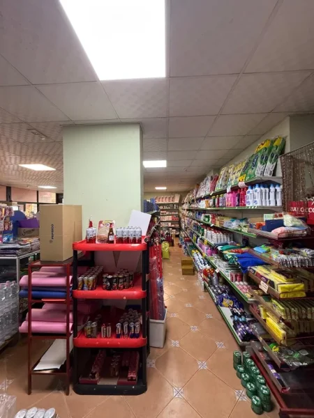 Tirane, jepet me qera dyqan , 80.000 € 