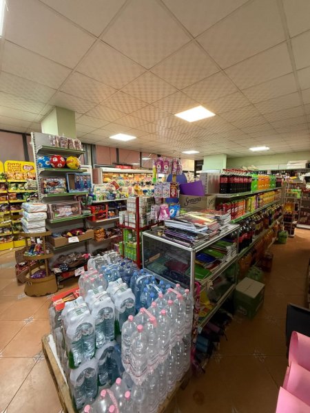 Tirane, jepet me qera dyqan , 80.000 € 