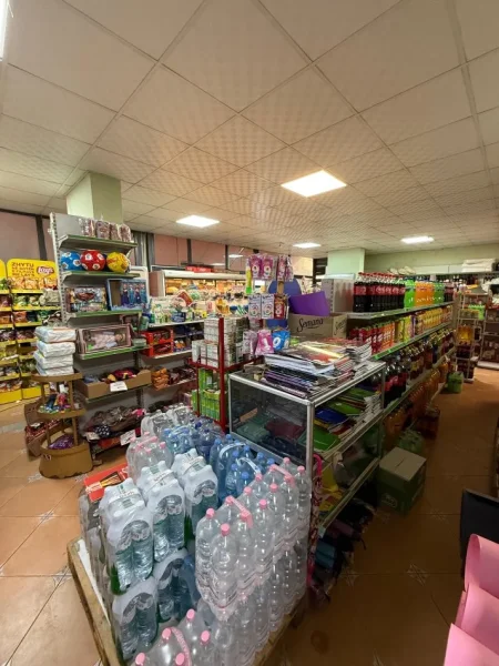 Tirane, jepet me qera dyqan , 80.000 € 