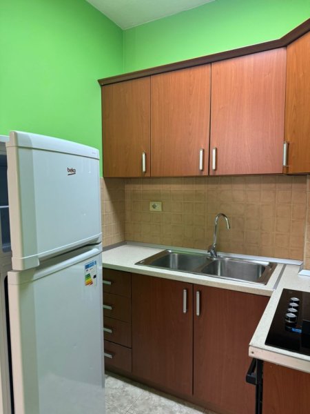 Tirane, jepet me qera apartament 1+1+Ballkon Kati 7, 70 m² 500 € (Rruga Ferit Xhajko)