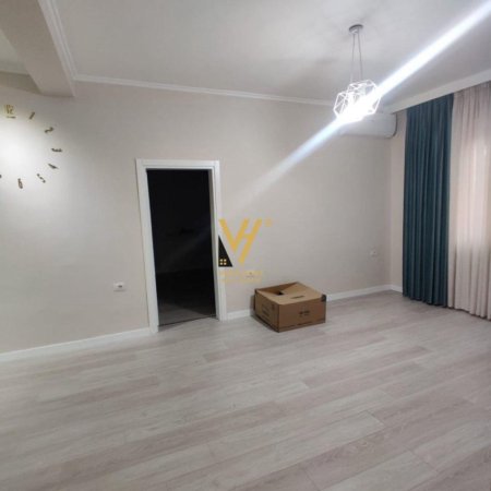 Tirane, jepet me qera zyre Kati 1, 112 m² 800 € (RRUGA E KAVAJES)