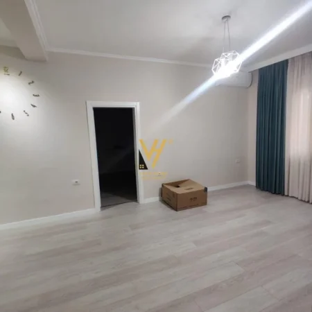 Tirane, jepet me qera zyre Kati 1, 112 m² 800 € (RRUGA E KAVAJES)