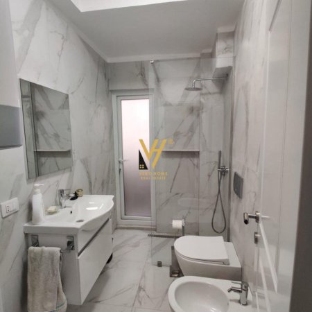 Tirane, jepet me qera zyre Kati 1, 112 m² 800 € (RRUGA E KAVAJES)