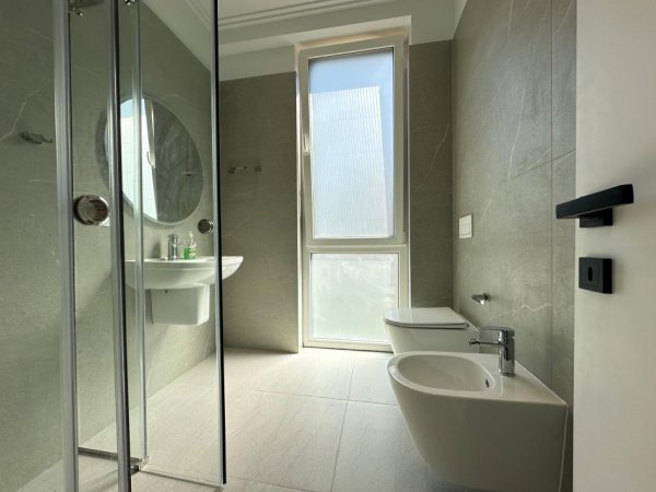 Tirane, jepet me qera apartament 3+1+Ballkon Kati 2, 140 m² 2.000 € (Liqeni i Thate)