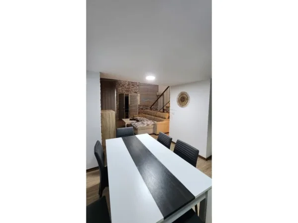 Tirane, jepet me qera apartament duplex 2+1 Kati 1, 550 € 