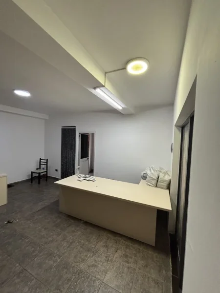 Tirane, jepet me qera dyqan Kati 0, 60 m² 600 € (Zogu i zi)