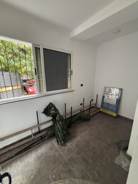 Tirane, jepet me qera dyqan Kati 0, 60 m² 600 € (Zogu i zi)