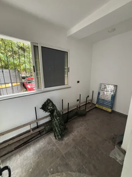 Tirane, jepet me qera dyqan Kati 0, 60 m² 600 € (Zogu i zi)