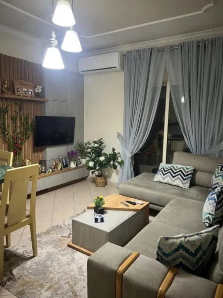Tirane, jepet me qera apartament 2+1+Aneks+Ballkon Kati 5, 700 € (pallati me shigjeta , kompleksi delijorgji)