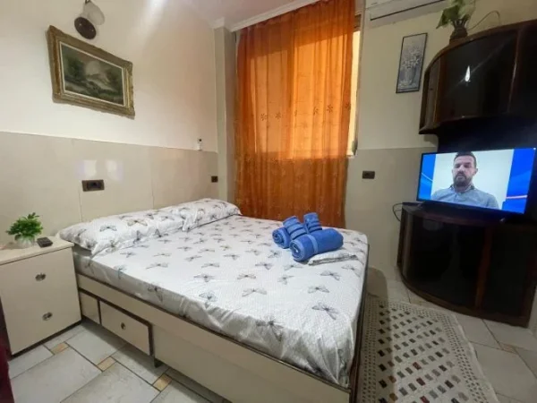 Tirane, jepet me qera apartament 1+1 Kati 2, 450 € (5 MAJI)