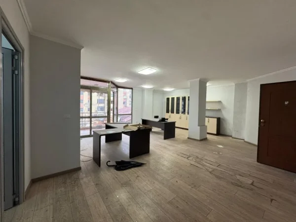 Tirane, shitet apartament 2+1+Ballkon Kati 3, 103 m² 258.000 € (21 Dhjetori/Rr.Muhamet Gjollesha)