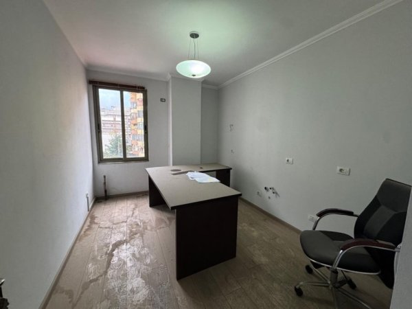 Tirane, shitet apartament 2+1+Ballkon Kati 3, 103 m² 258.000 € (21 Dhjetori/Rr.Muhamet Gjollesha)