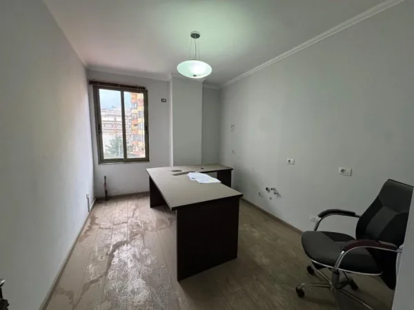 Tirane, shitet apartament 2+1+Ballkon Kati 3, 103 m² 258.000 € (21 Dhjetori/Rr.Muhamet Gjollesha)