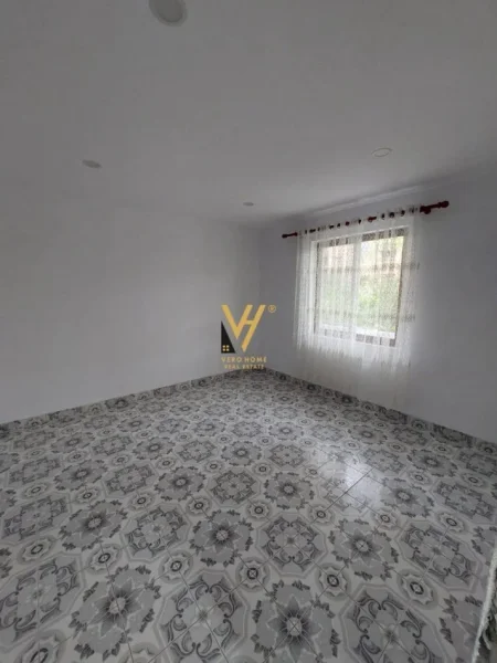 Tirane, shitet shtepi 2+1+Ballkon Kati 0, 160 m² 40.000 Leke (ASTIR)