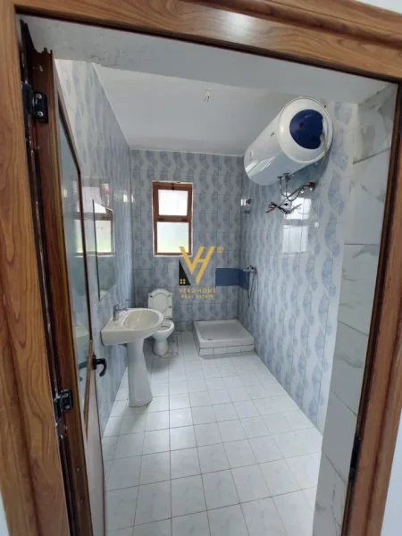 Tirane, shitet shtepi 2+1+Ballkon Kati 0, 160 m² 40.000 Leke (ASTIR)