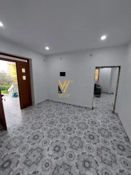 Tirane, shitet shtepi 2+1+Ballkon Kati 0, 160 m² 40.000 Leke (ASTIR)