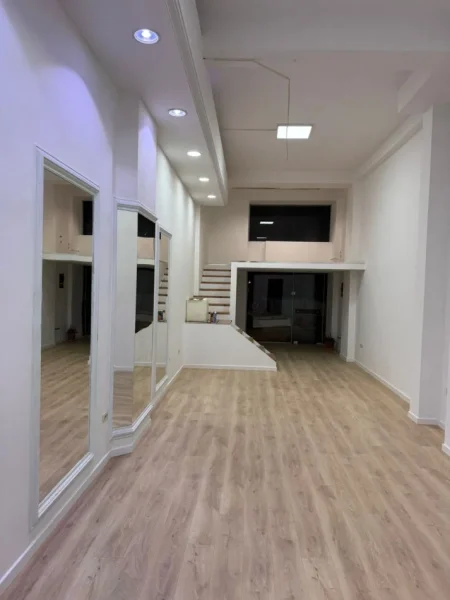 Tirane, jepet me qera dyqan Kati 0, 75 m² 990 € (rruga Him Kolli)