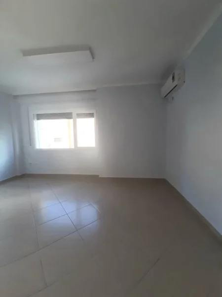 Tirane, jepet me qera apartament 2+1 Kati 2, 98 m² 700 € (pranë Toptanit)