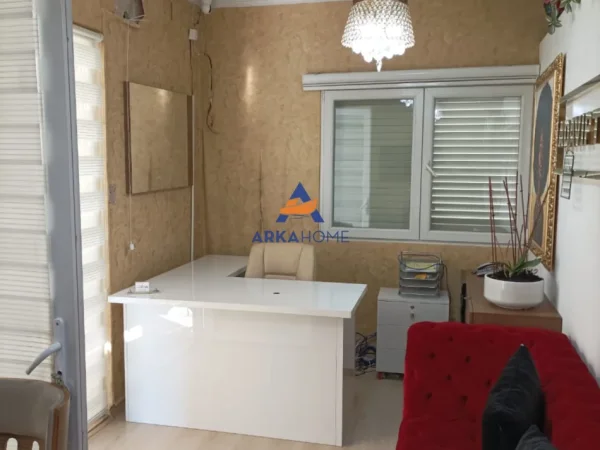 Tirane, jepet me qera zyre Kati 2, 30 m² 1.500 € (SHESHI WILSON)