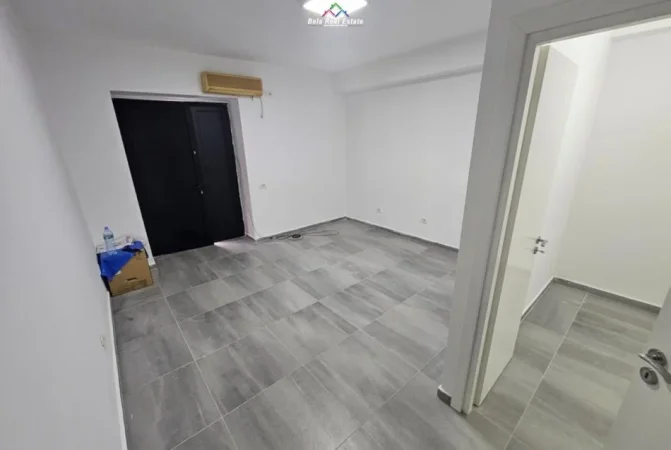 Tirane, jepet me qera dyqan Kati 0, 30 m² 450 € (qender)