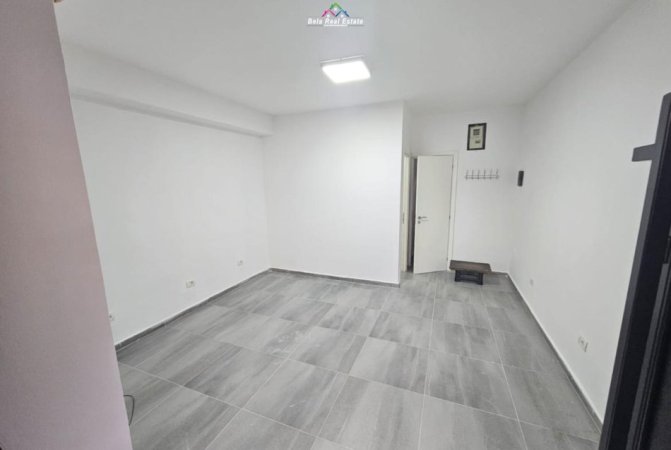 Tirane, jepet me qera dyqan Kati 0, 30 m² 450 € (qender)