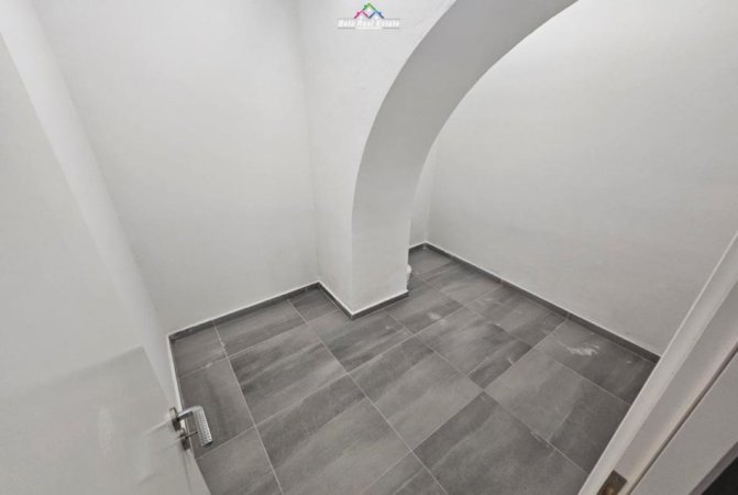 Tirane, jepet me qera dyqan Kati 0, 30 m² 450 € (qender)