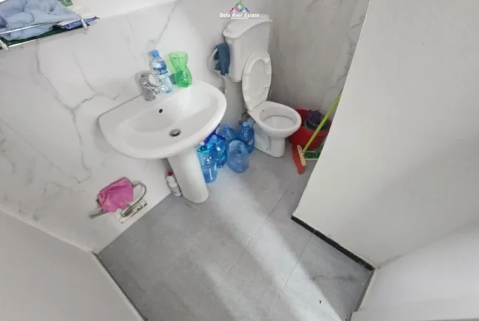 Tirane, jepet me qera dyqan Kati 0, 30 m² 450 € (qender)