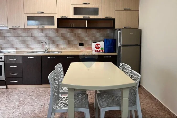 Tirane, jepet me qera apartament 2+1 , 150 m² 