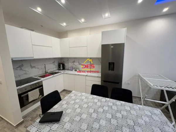 Shqiperi, jepet me qera apartament 2+1+Ballkon Kati 4, 110 m² 500 € (Rruga Çajupi)