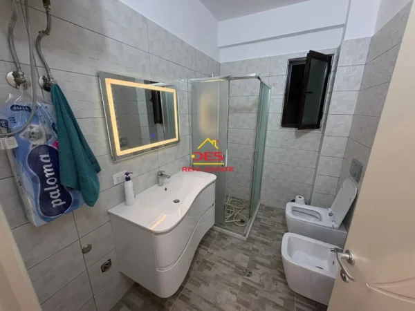 Shqiperi, jepet me qera apartament 2+1+Ballkon Kati 4, 110 m² 500 € (Rruga Çajupi)