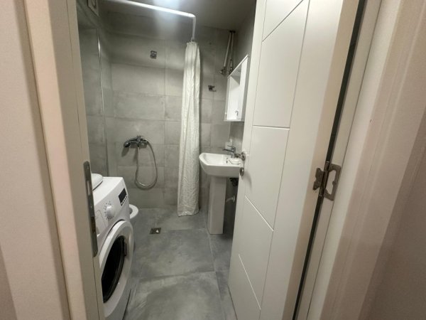 Tirane, jepet me qera apartament 1+1 , 67 m² 600 € (PRANE TOPTANI SHOPPING CENTRE)
