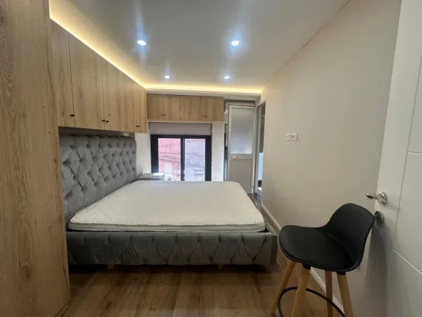 Tirane, jepet me qera apartament 1+1 , 67 m² 600 € (PRANE TOPTANI SHOPPING CENTRE)