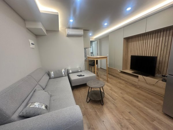 Tirane, jepet me qera apartament 1+1 , 67 m² 600 € (PRANE TOPTANI SHOPPING CENTRE)