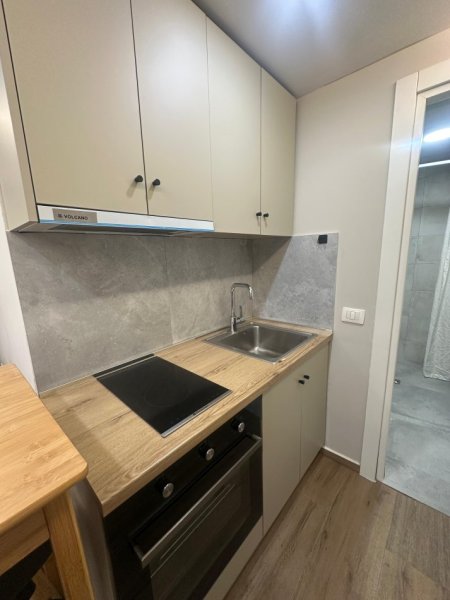 Tirane, jepet me qera apartament 1+1 , 67 m² 600 € (PRANE TOPTANI SHOPPING CENTRE)