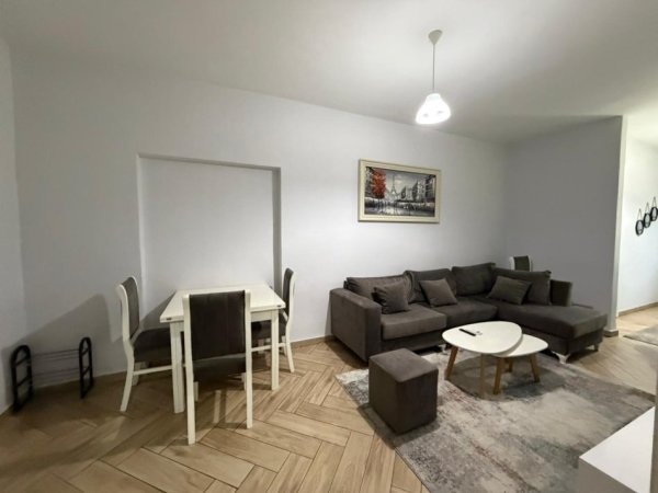 Tirane, jepet me qera apartament 1+1 Kati 2, 65 m² 500 € (Shkolla e Bashkuar.)
