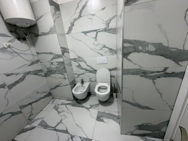 Tirane, jepet me qera apartament 1+1 Kati 2, 65 m² 500 € (Shkolla e Bashkuar.)