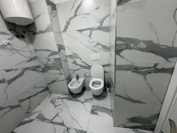 Tirane, jepet me qera apartament 1+1 Kati 2, 65 m² 500 € (Shkolla e Bashkuar.)