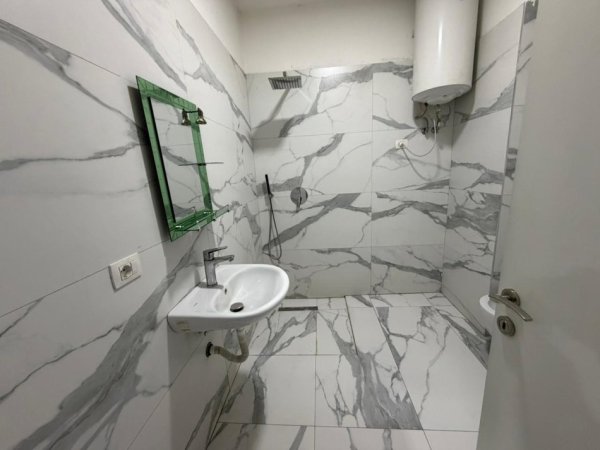 Tirane, jepet me qera apartament 1+1 Kati 2, 65 m² 500 € (Shkolla e Bashkuar.)