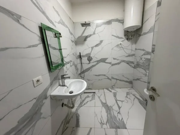 Tirane, jepet me qera apartament 1+1 Kati 2, 65 m² 500 € (Shkolla e Bashkuar.)