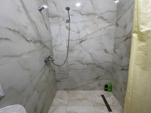 Tirane, jepet me qera apartament 2+1+Ballkon Kati 1, 90 m² 700 € (pranë fabrikes se miellit)