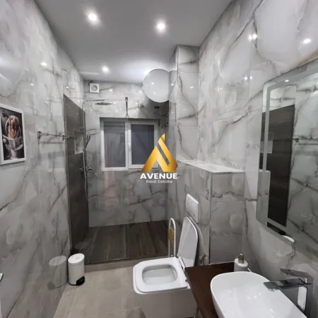 Tirane, jepet me qera apartament 1+1+Ballkon Kati 5, 60 m² 650 € (myslym shyri)