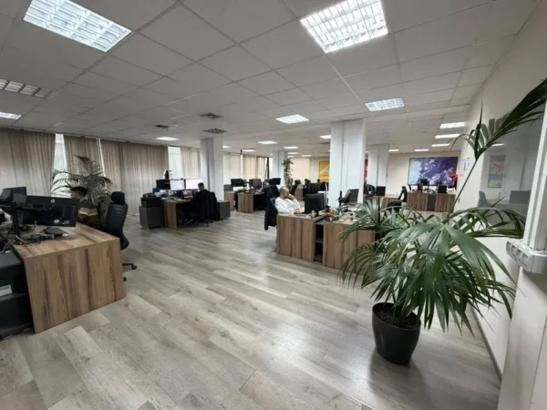 Tirane, jepet me qera zyre Kati 6, 330 m² 5.940 € (Qender)