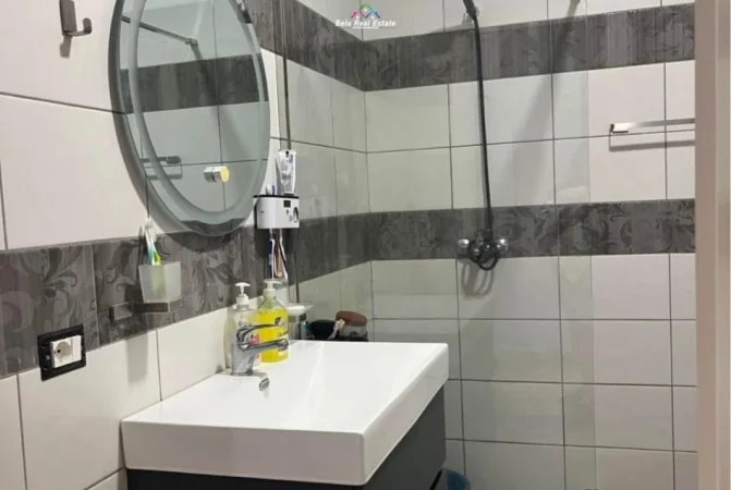 Tirane, jepet me qera apartament 2+1+Ballkon Kati 2, 83 m² 800 € (Fusha e Aviacionit)