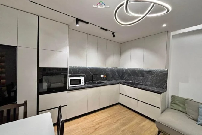 Tirane, jepet me qera apartament 2+1+Ballkon Kati 2, 83 m² 800 € (Fusha e Aviacionit)