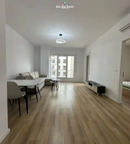 Tirane, jepet me qera apartament 1+1+Ballkon Kati 3, 65 m² 600 € (Shkolla e Kuqe)