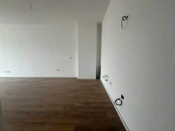 Tirane, jepet me qera ambjent biznesi , 116 m² 850 € (GOLDEN TOWER RRUGA MINE PEZA)