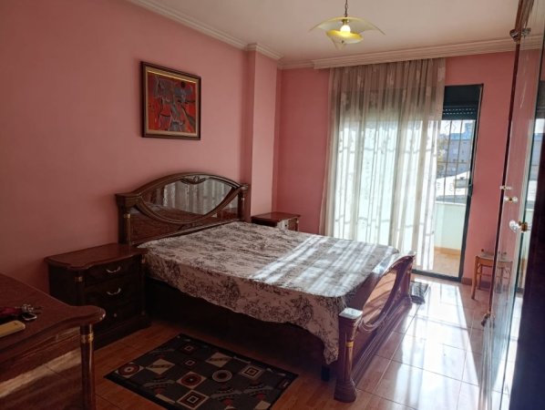 Tirane, jepet me qera apartament 2+1+Ballkon Kati 4, 120 m² 700 € (RRUGA E KAVAJES)