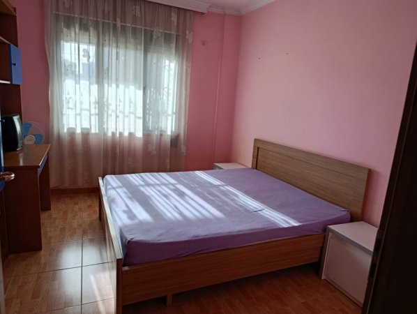 Tirane, jepet me qera apartament 2+1+Ballkon Kati 4, 120 m² 700 € (RRUGA E KAVAJES)